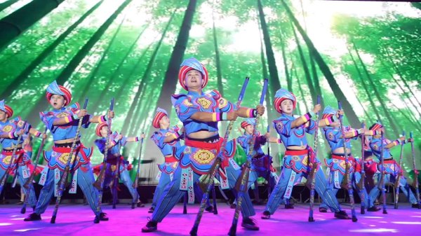 金勺子 踩高跷、摆手舞、花鼓灯……这场夏夜盛会热力开场