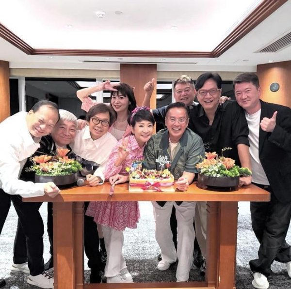 日昇配资 和解了？陈百祥现身谭咏麟75岁生日会，脸上的笑容藏不住，心情很好