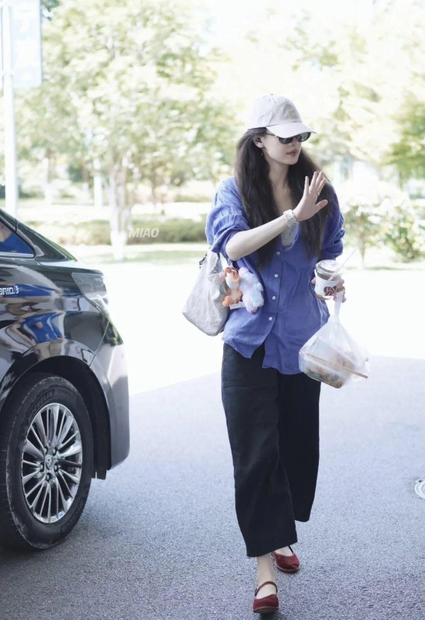 大牛时代配资 跟着倪妮学“衬衫+阔腿裤”，30+女生这样穿，时髦松弛有气质！