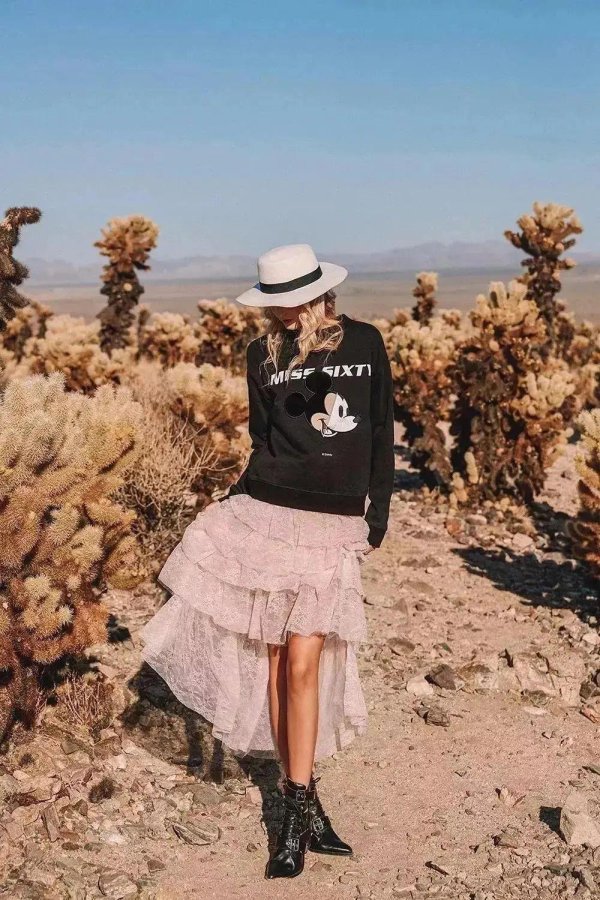 金谷子 再一次强调：卫衣不要配牛仔裤，太土了！今年流行这样穿，减龄又显瘦